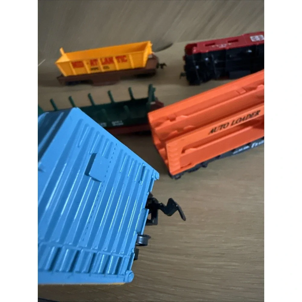 Lot Of 5 HO Train Cars (Auto loader, Laramie, Timber Saw Mill, Pipe Co.)